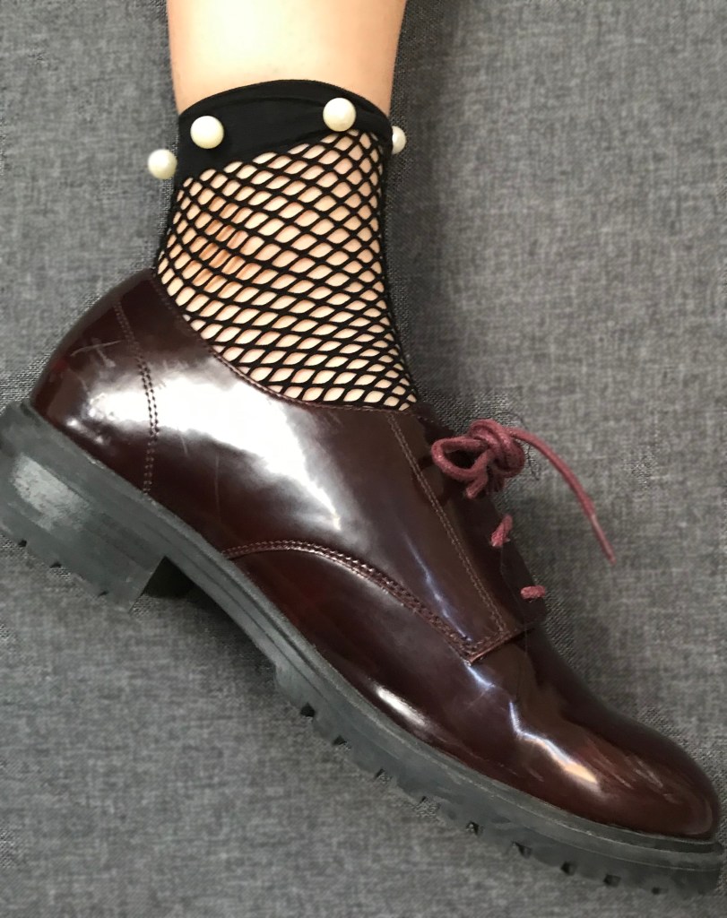Fishnet Pearl sock with dark burgundy shoe